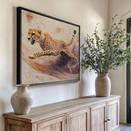 FineArtia - Snelle cheetah op paarse achtergrond - Canvas Schilderij - 60 x 40 cm - Woonkamer Decoratie - Bruin - Slaapkamer Schilderij - Wanddecoratie