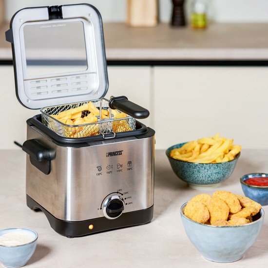 Princess mini friteuse met open deksel, mand met goudgele frietjes erin. Naast de friteuse kommen met snacks en friet.