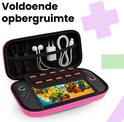 Open roze hoes met Nintendo Switch, oortjes, oplader en ruimte voor game cartridges.