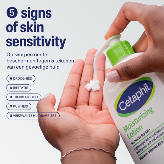 Een hand brengt Cetaphil Moisturising Lotion aan op de andere hand. 5 tekenen van huidgevoeligheid: droogheid, irritatie, trekkerigheid, ruwheid, verzwakte huidbarrière.