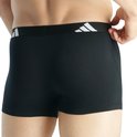 Achterkant van een zwarte Adidas boxer, gedragen door een man. Witte tailleband met logo.