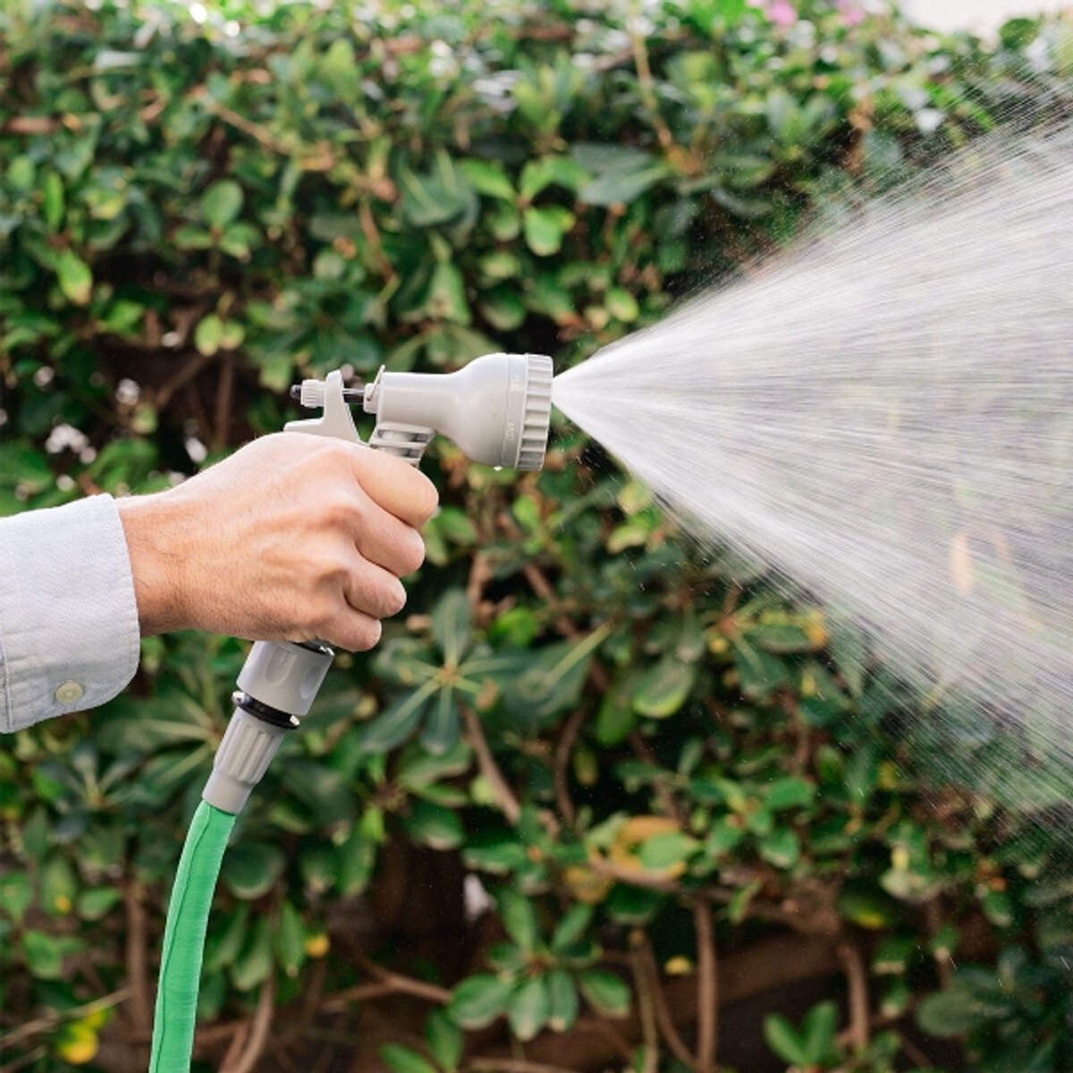 Tuinslang Flexibel - Uitrekbare Tuinslang - Tuinslang 30 Meter - Sproeikop Tuinslang - 7 soorten Waterstralen - Duurzaam Materiaal - Inclusief Draagzak – foto 2