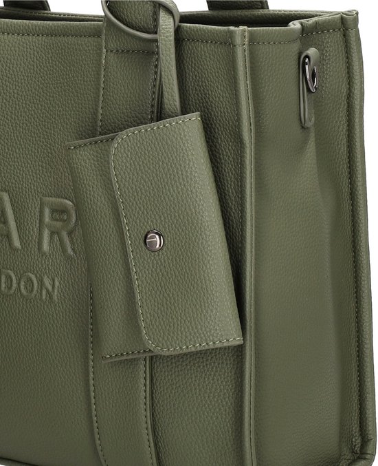 Detail van de natuur groen tote bag met 'CHARM LONDON' in reliëf, los etui met drukknoopsluiting.