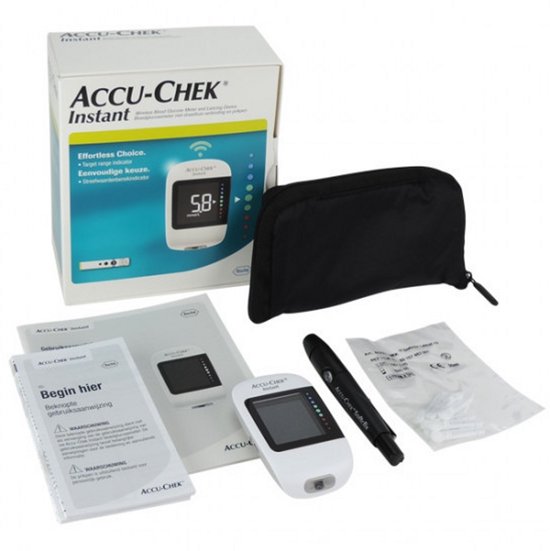 Set met de Accu-Chek Instant bloedglucosemeter, handleidingen, lancetapparaat, teststrips en etui.