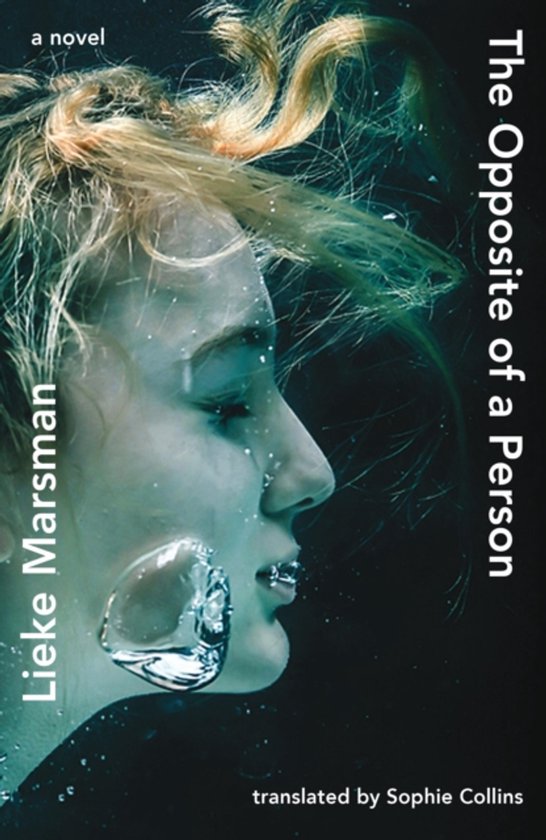 Boek "The Opposite of a Person" met een vrouw onder water, blond haar, bubbels.