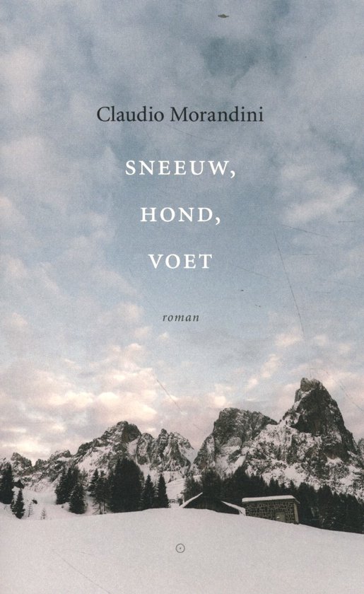 Boekcover: Sneeuw, hond, voet. Claudio Morandini. Winterlandschap met besneeuwde bergen en een klein gebouw.