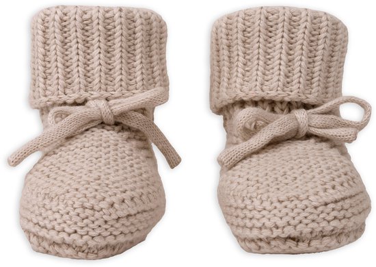 Beige gebreide babyslofjes met strikjes en omslag.