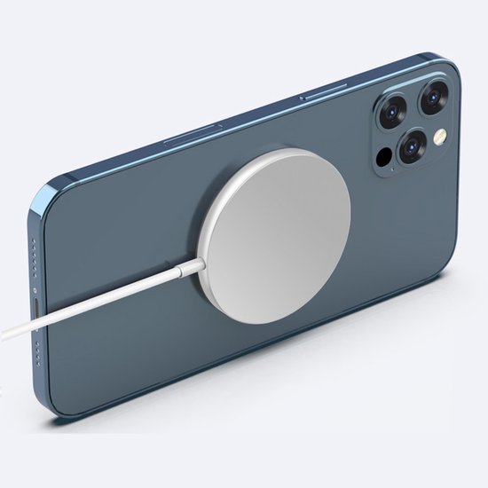 Witte magnetische draadloze oplader op de achterkant van een blauwe iPhone.