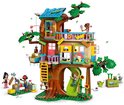 Een LEGO Friends-boomhut met speelfiguren, waaronder een wasbeer.