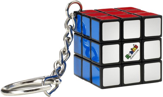 Rubik's Cube sleutelhanger met blauwe, witte en rode vlakken zichtbaar.