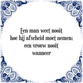 Tegeltje met Spreuk (Tegeltjeswijsheid): Een man weet nooit hoe hij afscheid moet nemen; een vrouw nooit wanneer + Kado verpakking & Plakhanger