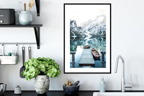 Winterlandschap met bergen, water en boten, in zwarte lijst, in keuken.