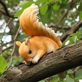 Belle Décoration de jardin d'écureuil en résine simulée-écureuil mignon suspendu à une souche d'arbre 6.5*14*15cm