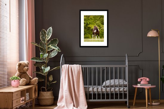 Cheval pommelé devant quelques arbres cadre photo noir avec passe-partout blanc 60x80
