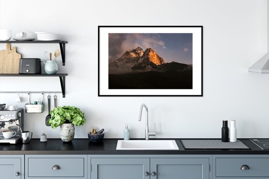 Photo en cadre - K2 cadre photo montagne dans la brume noir avec passe-partout blanc 60x90 90x60 cm - Affiche sous cadre (Décoration murale salon / chambre)