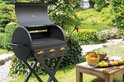 Zwarte Boretti gasbarbecue met open deksel, drie gele knoppen en een x-vormig onderstel.