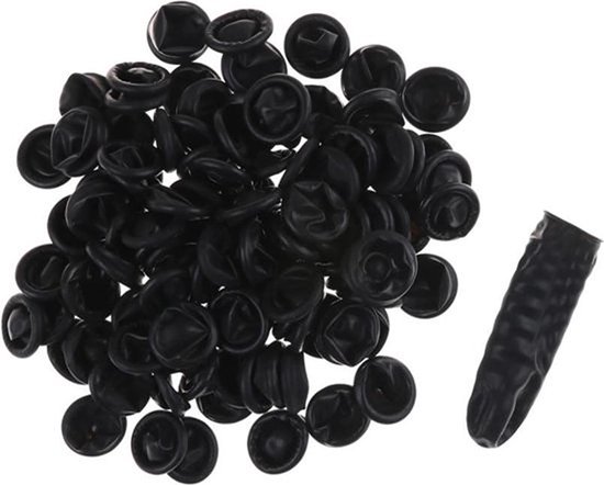 Een hoop zwarte latex vingerbeschermers, met één zwarte vingerbeschermer opgerold.