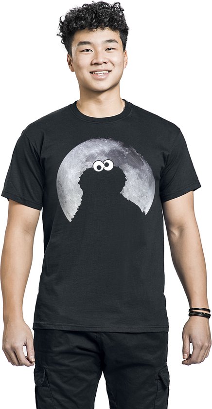 Zwart t-shirt met op de voorkant een silhouet van Cookie Monster met grote ogen tegen een volle maan.
