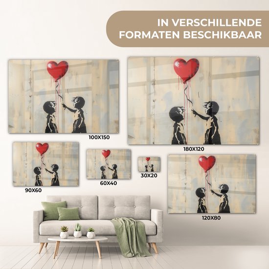 Peinture de street art avec deux enfants et un ballon rouge, présentée en différentes tailles au-dessus d'un canapé.