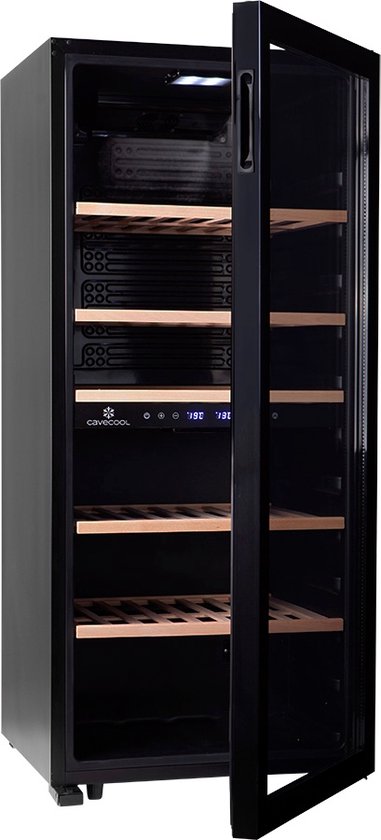 Zwarte Cavecool wijnkoelkast met open deur, houten planken en blauw digitaal display.