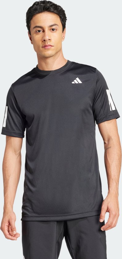 Man in een antracietgrijs t-shirt met witte strepen op de mouwen en een wit adidas logo op de borst.