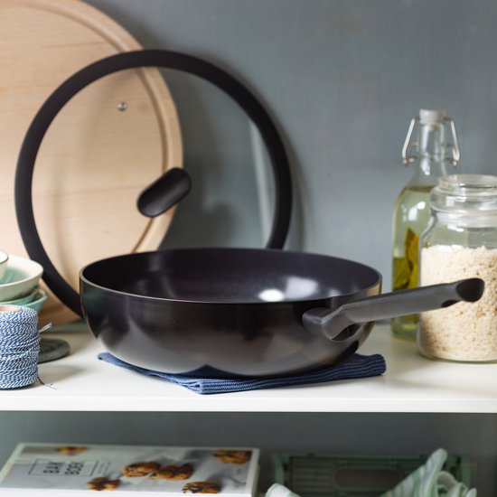 BK Enjoy Keramische Antiaanbak Wokpan met deksel Ø 28cm – 4.2L – PFAS-vrij – Inductie Wokpan – Ovenbestendig tot 160°C – Vaatwasserbestendig – Snelle opwarming – Koudgrepen - Zwart