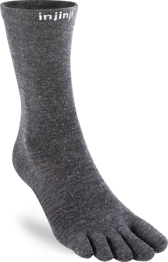 Chaussettes doigts de pied grises foncées Injinji avec logo blanc sur le bord.