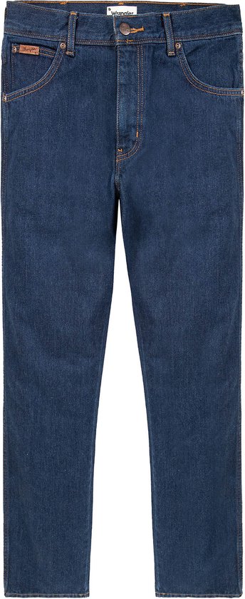 Donkerblauwe Wrangler jeans, gedragen door een man. Vooraanzicht.