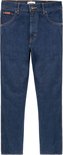 Donkerblauwe Wrangler jeans, gedragen door een man. Vooraanzicht.