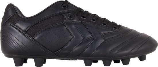 Zwarte leren voetbalschoen, zijkant met noppen en Hummel logo.