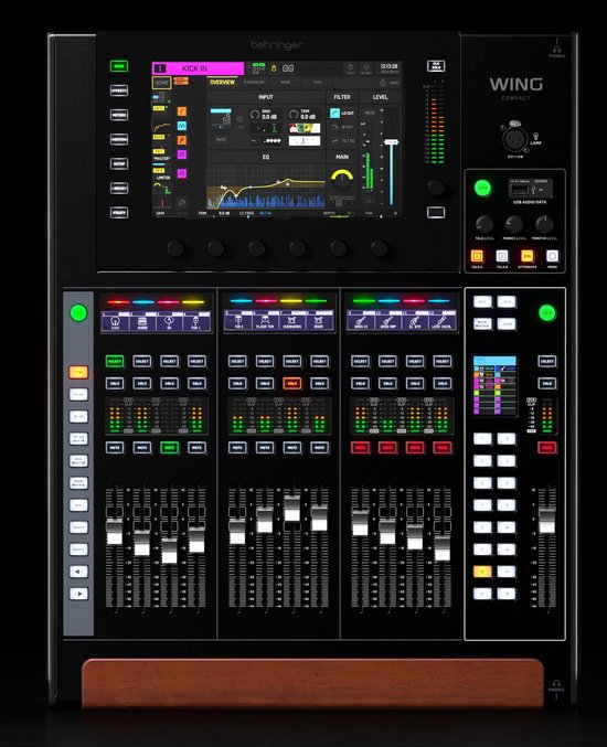 Behringer Wing Compact digitale mixer, zwart met houten accenten, met touchscreen, schuifregelaars, knoppen en displays.