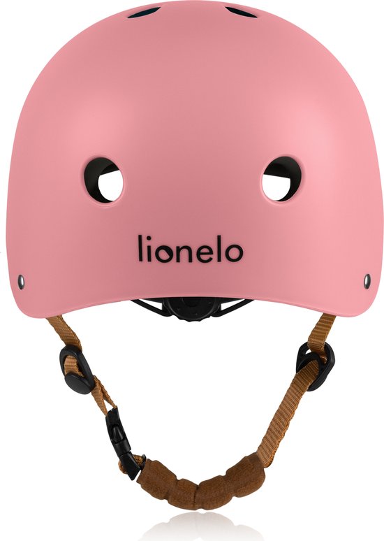 Roze fietshelm van Lionelo, van voren gezien, met zwarte ventilatiegaten en bruine bandjes.