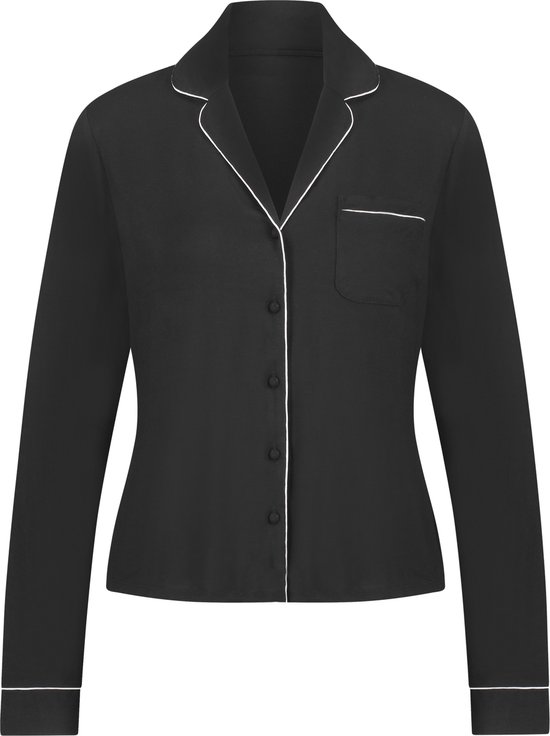 Zwart pyjamashirt met lange mouwen, witte biezen, borstzak en knoopsluiting.
