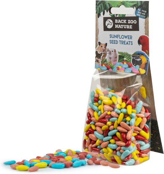 Een zakje met veelkleurige, ovale vogelsnoepjes, geel, rood, lichtblauw en roze. Naast het zakje liggen een paar snoepjes.