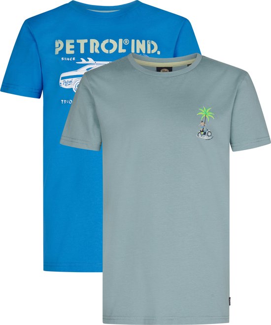 Deux t-shirts pour garçons. Un bleu vif avec imprimé voiture rétro, un bleu sarcelle avec imprimé palmier.
