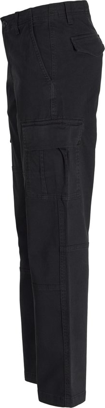 Zij-aanzicht van een zwarte cargo broek met opgestikte zakken op de zijkant van de pijpen.