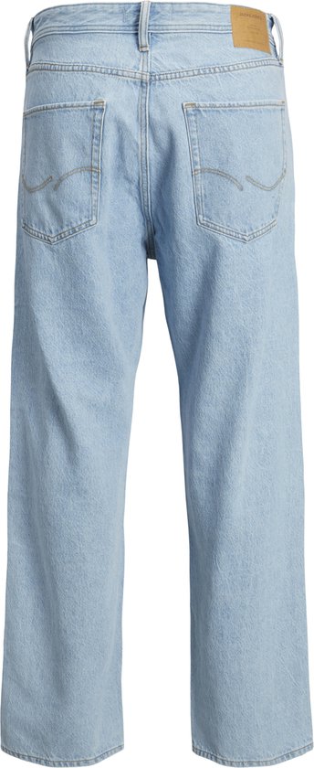 Achterkant van een lichtblauwe, wijde jeans met bruine label.
