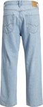 Achterkant van een lichtblauwe, wijde jeans met bruine label.