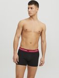 Man met zwarte boxershorts met rode JACK & JONES tailleband.