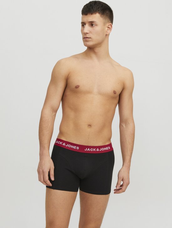 Man met zwarte boxershorts met rode JACK & JONES tailleband.