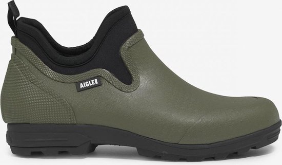Kaki Aigle laarsje, zijaanzicht. Zwarte zool, zwarte kraag en lus aan de hiel.