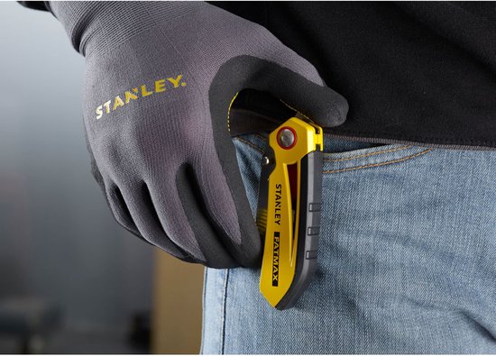 Gele Stanley FatMax vouwmets met zwart handvat, in een spijkerbroekzak.