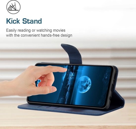 Donkerblauwe telefoonhoes als standaard, met een hand die het scherm aanraakt.
