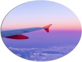 WallClassics - Dibond Ovaal - Rood/Witte Vliegtuigvleugel in Paarse Lucht - 96x72 cm Foto op Ovaal (Met Ophangsysteem)