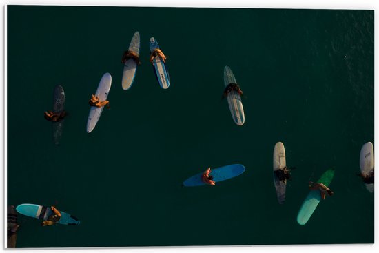 WallClassics - PVC Schuimplaat- Bovenaanzicht van Groep Surfers op Oceaan - 60x40 cm Foto op PVC Schuimplaat