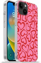 Geschikt voorApple Iphone 14 Plus - Soft case hoesje - Een illustratie van behang met rode hartjes - Siliconen Telefoonhoesje