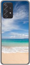 Geschikt voor Samsung Galaxy A33 5G hoesje - Een tropisch strand op Hawaii waar de golven aanspoelen op - Siliconen Telefoonhoesje