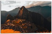 WallClassics - Dibond - Machu Pichu Berg in Peru bij Zonsondergang - 60x40 cm Foto op Aluminium (Wanddecoratie van metaal)