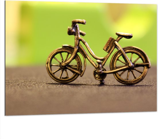 WallClassics - Dibond - Miniatuurbeeld van Gouden Fiets - 100x75 cm Foto op Aluminium (Wanddecoratie van metaal)