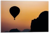 WallClassics - PVC Schuimplaat - Silhouette van een Luchtballon en Bergen - 60x40 cm Foto op PVC Schuimplaat (Met Ophangsysteem)